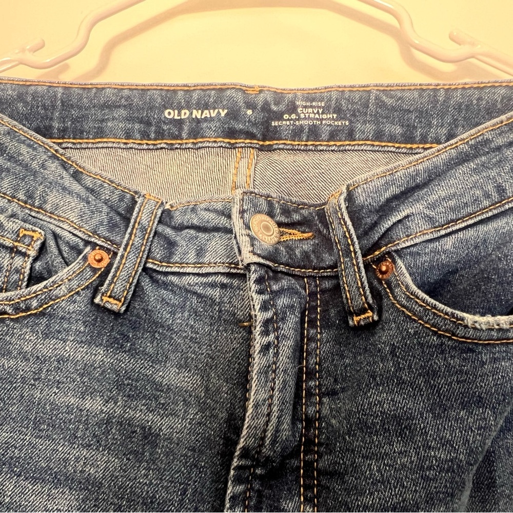 Old navy straight jeans size 6 never worn :)